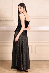 Falda larga de raso con estampado animal print y elástico en la cintura.