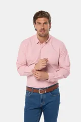 Camisa a cuadros color rosa, de manga corta, modelo slim con bolsillo, confeccionada 100% en algodón.