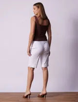 Bermuda blanca de gabardina elastizada marca Zac & Rachel.