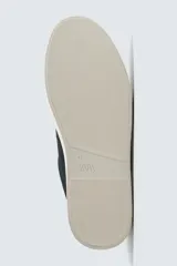 Zapato casual de cordones color beige, con parte superior de piel serraje, detalle de bordón en el empeine y suela a contraste.