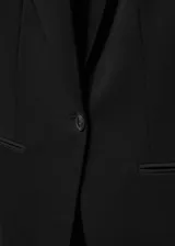 Blazer negro entallado de poliéster, viscosa y elastano, con solapas de muesca, forro interior, abertura posterior, hombreras estructuradas y bolsillos de ribete. Ideal para looks de oficina o eventos formales.