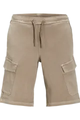 Short cargo color beige con fit relajado, múltiples bolsillos y cintura elástica con cordón ajustable.