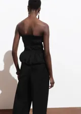 Top strapless negro con cuerpo fruncido y bajo abullonado.