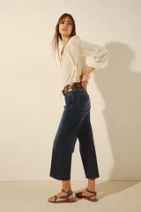 Jean de corte oxford tiro alto, de denim azul con elastano, lavado con localizado y bigotes.