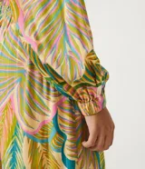 Blusa cropped de viscosa con estampado tropical de follaje, escote en V con lazo, mangas largas con elástico y bajo ajustable.