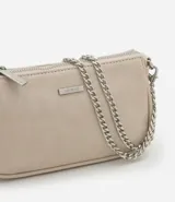 Cartera baguette color marrón con textura símil cuero, correa de cadena plateada y cierre superior con cremallera.