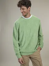 Sweater verde claro de cuello redondo confeccionado en tejido de toalla terry. Diseño de corte recto, textura suave y confortable.