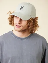 Gorra de béisbol color verde claro, de lona lavada, con logo bordado en el frente.