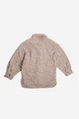 Saco de sherpa color beige, con cuello camisero, cierre con botones y bolsillos laterales.