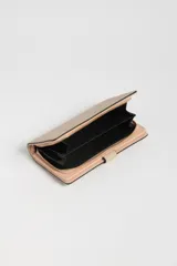 Billetera de textura beige con cierre tipo broche y organización interna.