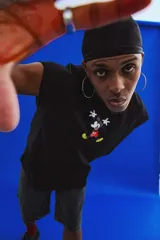 Musculosa negra oversize de algodón con estampado de Mickey Mouse con auriculares y elementos de discoteca.