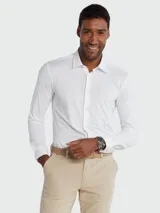Camisa de manga larga slim fit color blanco, con botones y corte ajustado.