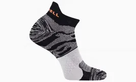 Calcetines deportivos tobilleros negros con detalles en gris y blanco, de la marca Merrell.