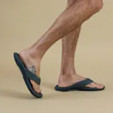 Ojotas Reef Offshore color gris con plantilla texturizada y logo de la marca en la tira.