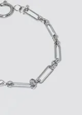 Pulsera plateada de acero quirúrgico hipoalergénico con eslabones tipo marinera.