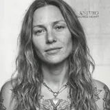 Collar plateado de acero quirúrgico con cadena de eslabones gruesos y dije de corazón sagrado con detalles de espinas.