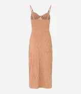 Vestido midi color marrón claro con breteles finos, escote en pico con lazo y recorte cutout, texturizado y abertura lateral.