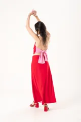 Top halter bicolor en rojo y fucsia, confeccionado en lino imperial, con espalda descubierta y bajo asimétrico.