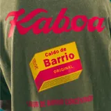 Remera verde con logo Kaboa estampado en rojo.