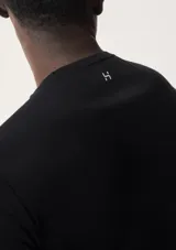 Remera deportiva negra de manga corta con cuello redondo.