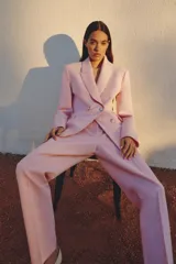 Pantalón tobillero de vestir color rosa pálido, de corte slim y tiro alto. Cuenta con bolsillos delanteros y falsos bolsillos de vivo en la espalda. El cierre es frontal con cremallera, botón interior y gancho.