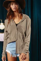 Camisa color marrón con glitter, de corte holgado, cuello camisero y mangas largas.