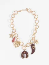 Collar plateado de cadena gruesa con dijes colgantes de estrella, corazón, herradura y cuerno.