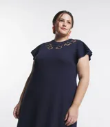 Vestido midi azul marino de media malla de algodón, con bordado Richelieu en el busto, mangas cortas con volados y bajo fruncido con volado.