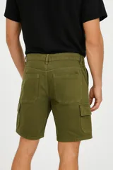 Bermuda color verde militar con bolsillos laterales tipo cargo.