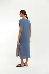 Vestido midi tejido de punto calado color azul con escote en V y sin mangas.