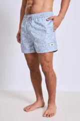 Short de baño azul marino con rayas verticales blancas, corte a la mitad del muslo y pretina elástica.