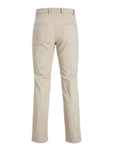 Pantalón chino color beige, corte regular fit, con tiro medio, cierre con cremallera, bolsillos estilo chino y dobladillo en la botamanga. Marca Jack & Jones, modelo Dave.