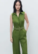 Mono largo color verde oliva, de lino, con cuello camisero, cierre delantero y cinturón trenzado desmontable.