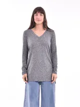 Saco gris melange de tejido de punto con cuello en V y mangas largas con botones decorativos en los puños.