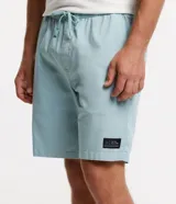 Bermuda celeste de sarga con cintura elástica ajustable con cordón, bolsillos laterales y traseros, y etiqueta con logo en la parte inferior.