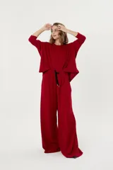Buzo rojo de morley suavizado térmico, de silueta amplia y mangas largas.