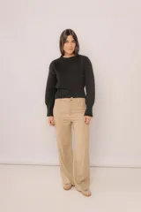 Pantalón negro de lino de corte ancho con costuras a contratono.