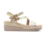 Sandalias doradas con plataforma de taco corrido, tiras cruzadas y hebillas ajustables.