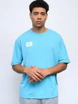 Remera color arena de corte holgado, con cuello redondo y logo de Umbro estampado en el pecho.