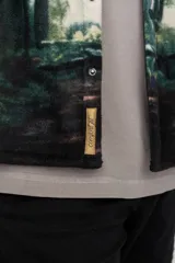 Camisa de franela escocesa con cuello, cierre frontal con botones, dos bolsillos con solapa abotonada en el pecho y corte recto.
