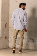 Camisa de vestir a rayas verticales azules y blancas, de corte clásico y manga larga.