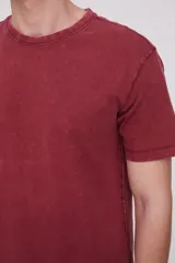 Remera bordeaux de algodón con cuello redondo y mangas cortas.