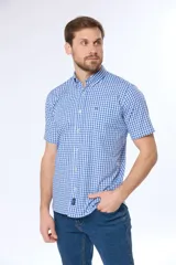 Camisa de hombre a cuadros azules y blancos, de manga corta y corte clásico.