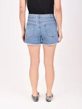 Short de jean celeste con terminación desflecada.