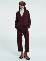 Blazer sastrero negro con solapa delantera y cierre de botones.