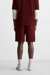 Bermuda negra de corte relaxed fit, con cintura elástica ajustable con cordón, bolsillos frontales y bolsillo trasero de parche.