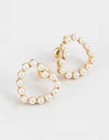Aros pasantes dorados con forma de corazón y perlas.