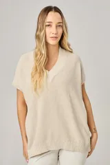 Remerón color chocolate con lurex, escote en V y mangas cortas.