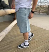 Bermuda de jean celeste, corte holgado y largo hasta la rodilla.