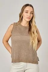Chaleco de punto calado color beige, sin mangas y con cuello redondo.